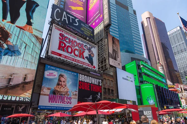 Personas en Times Square en Nueva York . — Foto de Stock