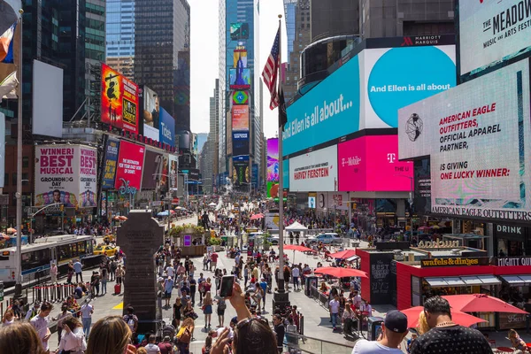 Times Square New York insanlara. — Stok fotoğraf