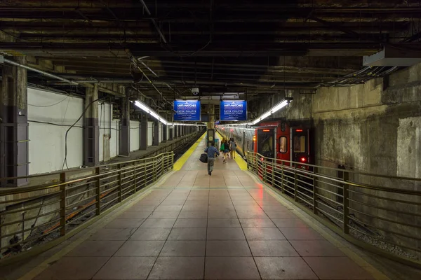 Bahnsteig am Bahnhof im großen Central Terminal in New York. — Stockfoto