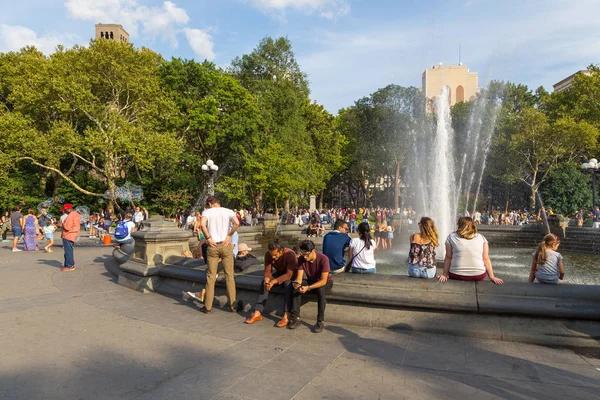 İnsanlarda yaz, güneşli gün Washington Square Park'ta rahatlatıcı.