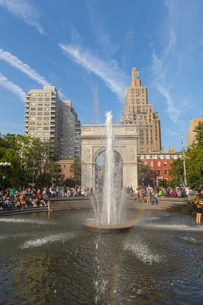 İnsanlarda yaz, güneşli gün Washington Square Park'ta rahatlatıcı.