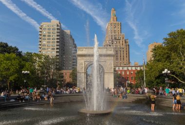 İnsanlarda yaz, güneşli gün Washington Square Park'ta rahatlatıcı.