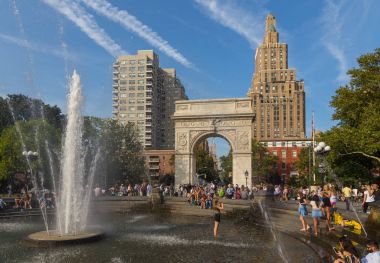 İnsanlarda yaz, güneşli gün Washington Square Park'ta rahatlatıcı.