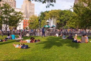 İnsanlarda yaz, güneşli gün Washington Square Park'ta rahatlatıcı.