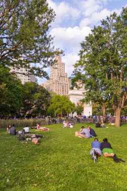 İnsanlarda yaz, güneşli gün Washington Square Park'ta rahatlatıcı.