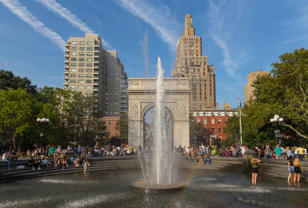 İnsanlarda yaz, güneşli gün Washington Square Park'ta rahatlatıcı.