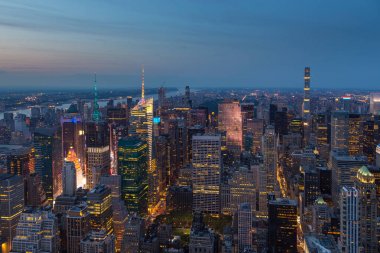 Gece, New York Manhattan'ın havadan görünümü.