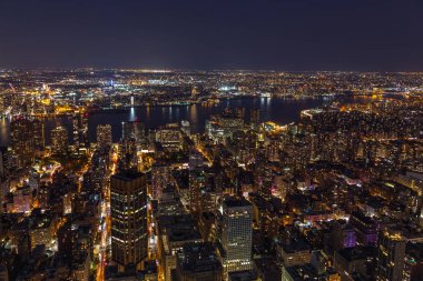 Gece, New York Manhattan'ın havadan görünümü.