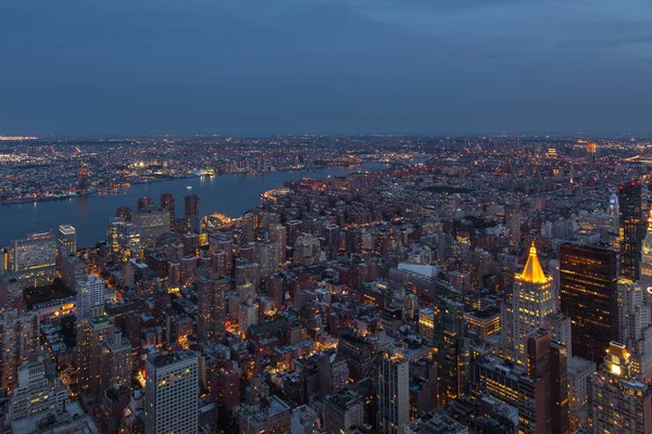 Widok z lotu ptaka Manhattan nocą, Nowy Jork. — Zdjęcie stockowe