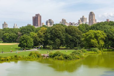 Manhattan'daki Central Park'ta Gölü.