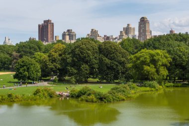 Manhattan'daki Central Park'ta Gölü.