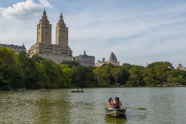 Manhattan'daki Central Park'ta Gölü.