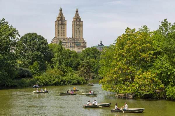 The Lake in the Central Park in Manhattan. — Stock Photo, Image