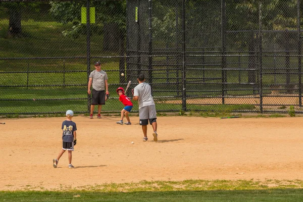 Unidentified people plays amateur baseball in Central Park. — Stock Photo, Image