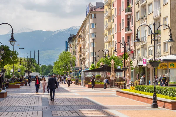 Vitosha Bulvarı 'nda gezinti. Yaya bölgesi, Sofya, Bulgaristan.