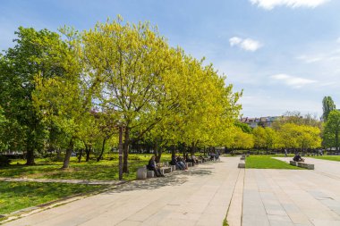 Ndk Bulvarı 'na park et. İnsanlar banklarda dinleniyor, Sofya ve Bulgaristan.