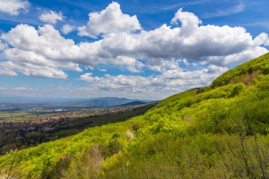 Vitosha Massif tepeleri, güneşli gün, bahar mevsimi, Bulgaristan.
