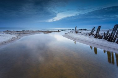 Karwianka Kanalı, Karwia, Polonya 'nın kuzeyi. Deniz kenarında.