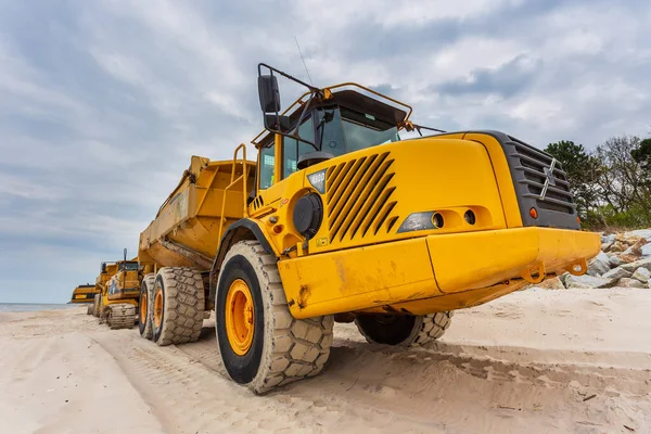 Construction machinery on the beach in Karwia, Poland. — Stock Photo, Image