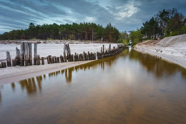 Canal Karwianka, Karwia, norte da Polónia. Litoral . — Fotografia de Stock