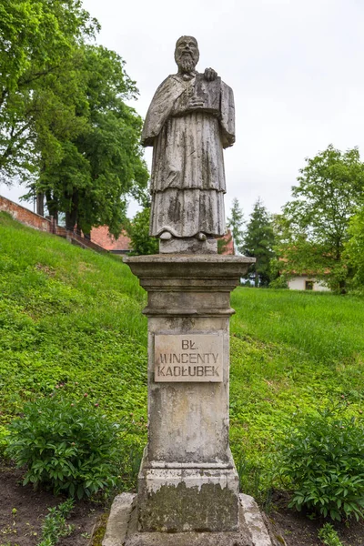 Monumento al maestro Beato Wincenty Kadlubek, Sandomierz, Polonia . —  Fotos de Stock