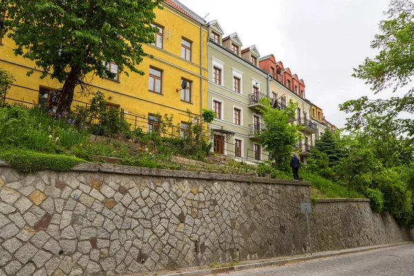 Fasády komerčních činžovních domů v ulici Podwale Gorne, Sandomierz, Polsko. — Stock fotografie