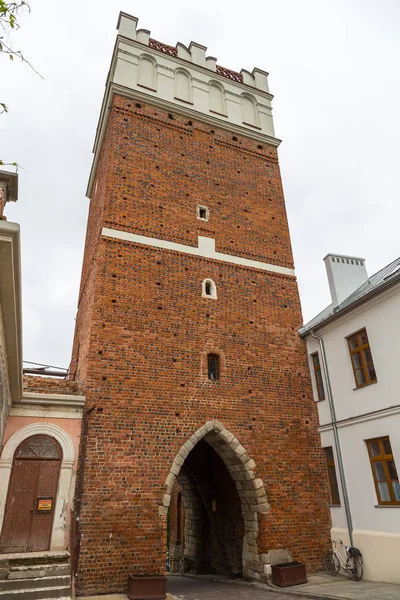 Vista do Opatow Gate, Sandomierz, Polónia . — Fotografia de Stock