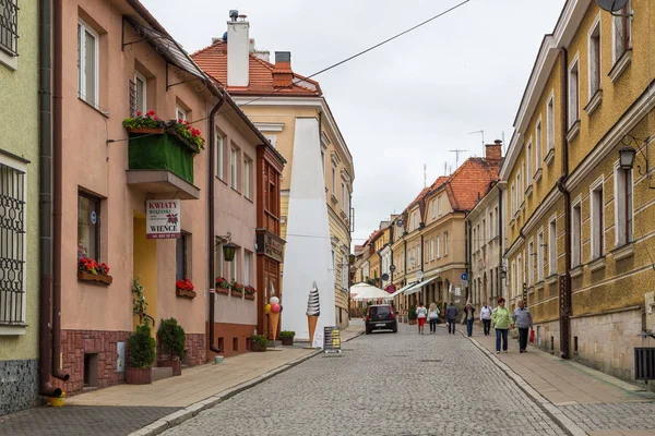 Coloridos edificios en la calle Mariacka, Sandomierz, Polonia . — Foto de Stock