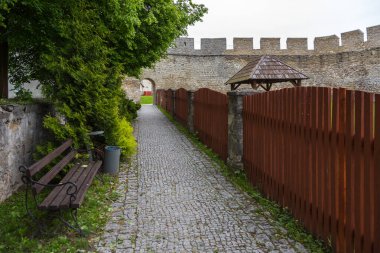 Şehir duvarlarının parçaları, savunma duvarlarının bir kısmı, Szydlow, Polonya.