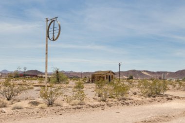 66. Yol 'da terk edilmiş bir bina. Kaliforniya, Usa.