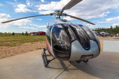 Maverick Helikopterleri havaalanındaki asfaltta, Tusayan, Usa.