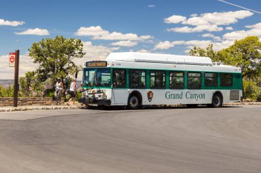 Turistleri taşıyan servis otobüsü, Büyük Kanyon, Arizona, Usa.