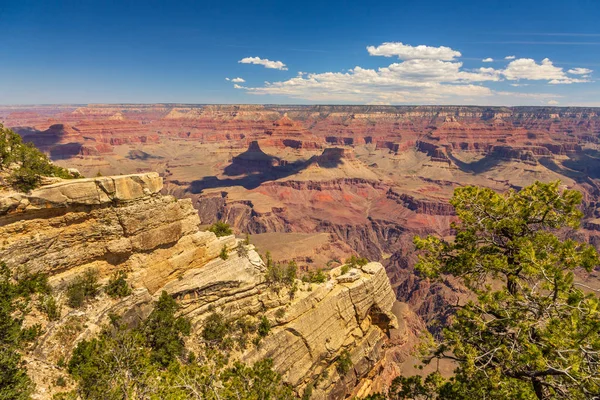 Błękitne niebo nad klifami Wielkiego Kanionu, Arizona, Usa. — Zdjęcie stockowe