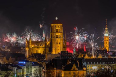 Polonya 'nın eski Gdansk kasabasında yeni yıl havai fişekleri.