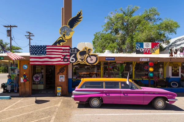 Velho, carro antigo estacionado na lendária Rota 66, Seligman, Arizona, EUA . — Fotografia de Stock