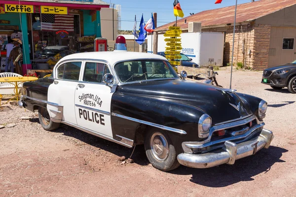 Velho, carro antigo estacionado na lendária Rota 66, Seligman, Arizona, EUA . — Fotografia de Stock