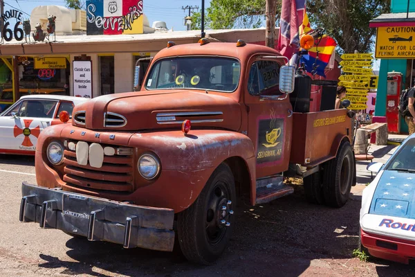 Staré, starožitné auto zaparkované na legendární Route 66, Seligman, Arizona, Usa. — Stock fotografie