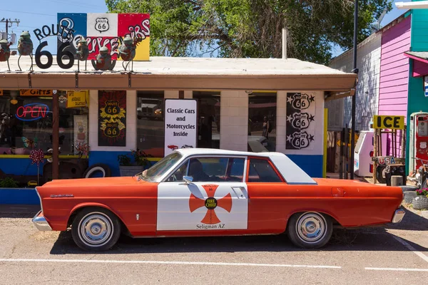 Staré, starožitné auto zaparkované na legendární Route 66, Seligman, Arizona, Usa. — Stock fotografie