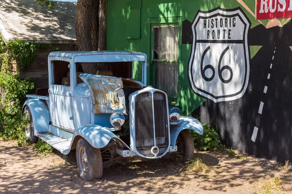 Stary, zabytkowy samochód zaparkowany na legendarnej drodze 66, Seligman, Arizona, Usa. — Zdjęcie stockowe