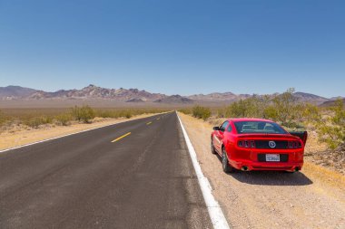 Kırmızı Ford Mustang Jubilee Yolu 'nda, Ölüm Vadisi, Kaliforniya, Usa.