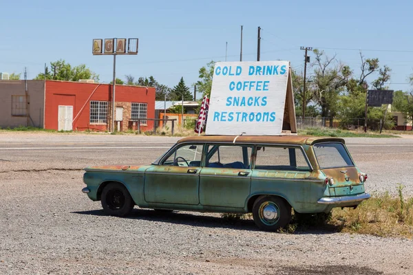 Edifício vermelho e carro velho com café publicitário, Truxton, Arizona, EUA . — Fotografia de Stock