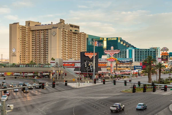 Grande cruzamento com luzes, Harmon Avenue e Las Vegas Boulevard. Estados Unidos . — Fotografia de Stock
