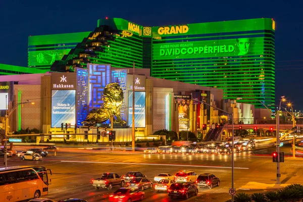 MGM Grand Hotel and Casino. Golden Lion in front of, Las Vegas, USA. — Stock Photo, Image