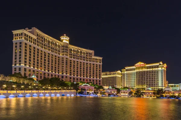 Bellagio Hotel and pond at Las Vegas Boulevard, Las Vegas, USA. — Stock Photo, Image