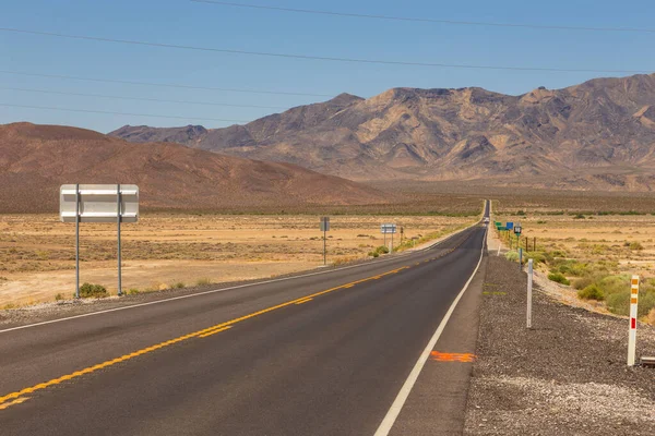 Amerikanische Wildnis, eine leere Staatsstraße, Nevada, USA. — Stockfoto
