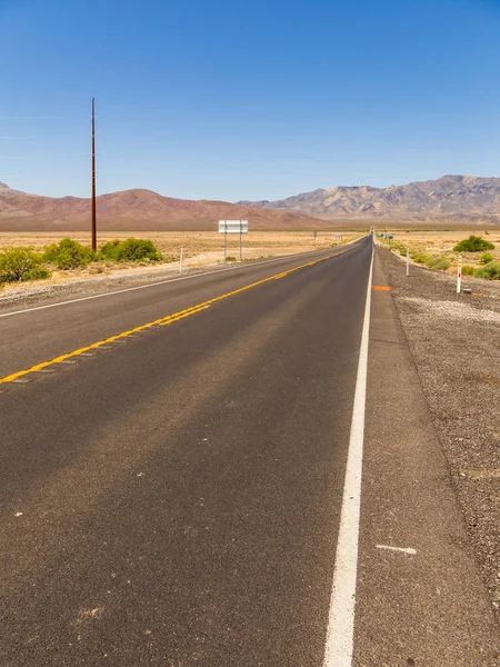 Amerikai vadon, egy üres állami út, Nevada, USA. — Stock Fotó