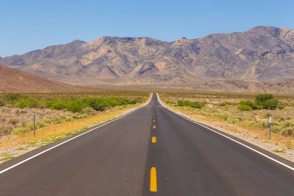 Amerikanische Wildnis, eine leere Staatsstraße, Nevada, USA. — Stockfoto