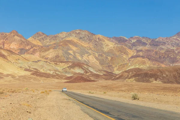 Car on the Jubilee Pass Road to Death Valley National Park, California, USA — 스톡 사진