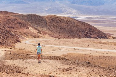 Yoldaki kadın, Ölüm Vadisi, Usa.