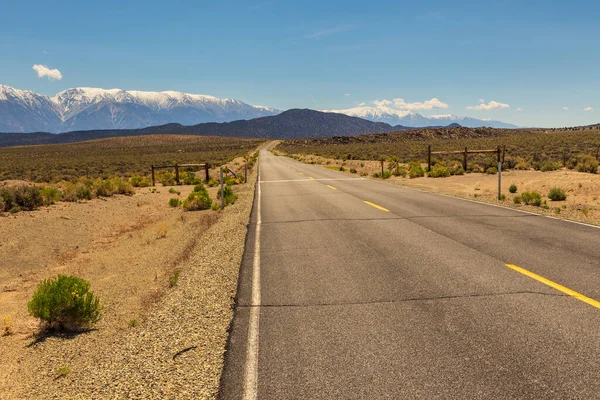 Kalifornische Landschaft entlang der Autobahn, Benton, USA. — Stockfoto